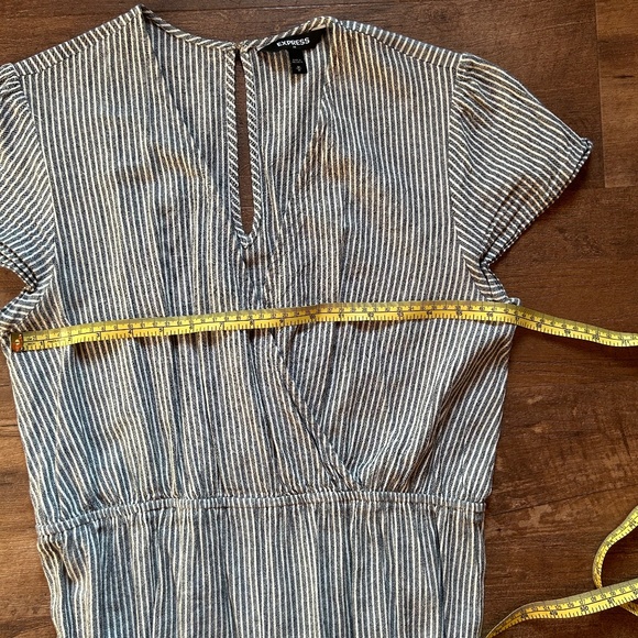 Striped Cropped Jumpsuit with Puff Sleeves - Picture 7 of 12